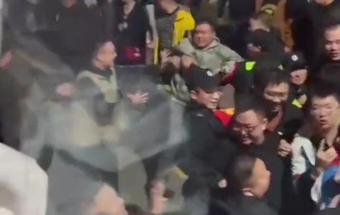 梁子结下了?山西球迷赛后围堵广厦大巴?谩骂声此起彼伏