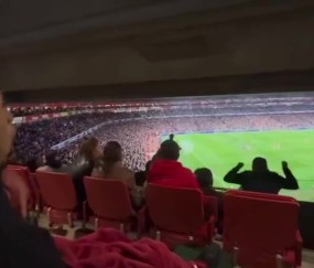 快看哭了！加布里埃尔看台目睹赖斯世界波，激动甩手掩面不敢相信