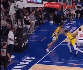 步行者球员界外触球 尼克斯名宿斯塔克斯激动指给裁判 裁判才吹