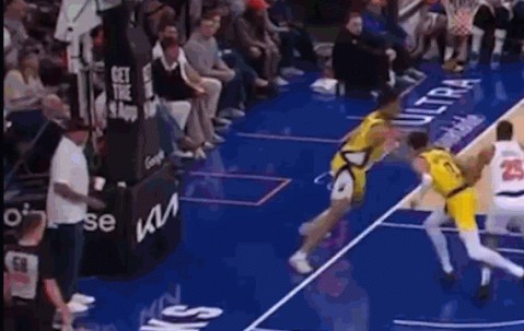 步行者球员界外触球 尼克斯名宿斯塔克斯激动指给裁判 裁判才吹