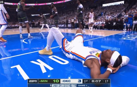 华子扔球亚历山大！美媒：他真受不了对方这要犯规了???