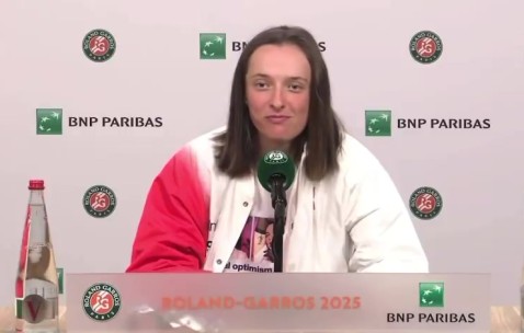 你不要过来啊?斯瓦泰克被问想打莱巴金娜or奥胖，自己先笑场