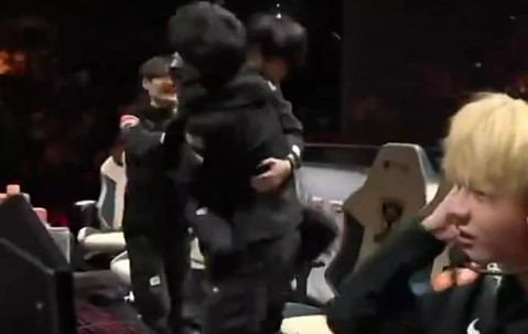 赛后庆祝天花板！Doinb个人推特更新视频：对待电竞永远激情