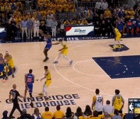 连续发挥！大桥突破喂米切罗空接暴扣 之后又命中底角三分