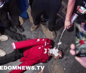 疯了！纽约球迷毁坏吹杨头像玩偶撕毁步行者球衣 最终被警察驱逐