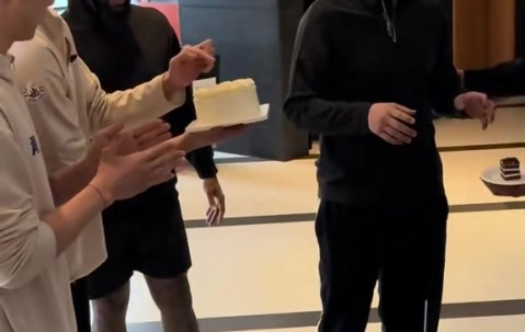 蛋糕糊一脸? 杨瀚森社媒分享球队为主教练刘维伟庆生视频