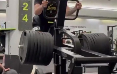 这重量吧友们也可以吧?东契奇休赛期开练 要瘦回18岁了啊?