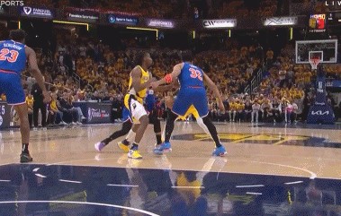 唐斯无球挤掩护搂人犯规 4分12秒被吹两犯被替换下场