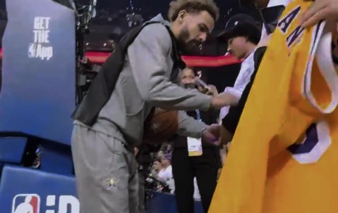 小吧抓拍?吹羊和SGA给小球迷们签名 詹科库球衣来者不拒?