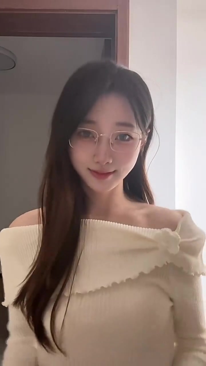 ?开始玩反差这一套？阿芙更新视频：戴眼镜果然怪怪滴~