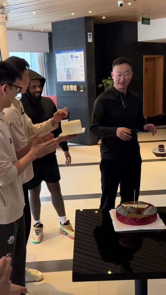 蛋糕糊一脸? 杨瀚森社媒分享球队为主教练刘维伟庆生视频