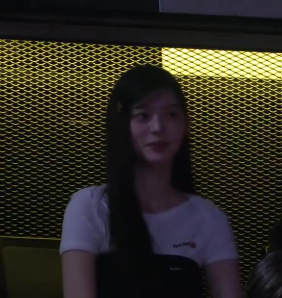 LCK揭幕战现场，韩国女团ILLIT慜柱在现场观赛为选手应援！