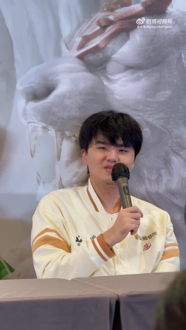 你对他做了什么？Lwx：Doinb给我们当了一次教练就烂掉了 很奇怪