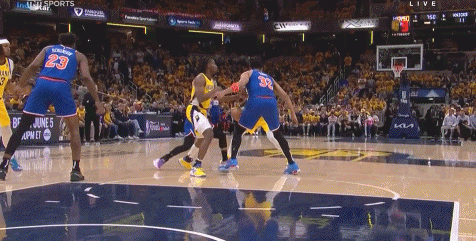 唐斯无球挤掩护搂人犯规 4分12秒被吹两犯被替换下场