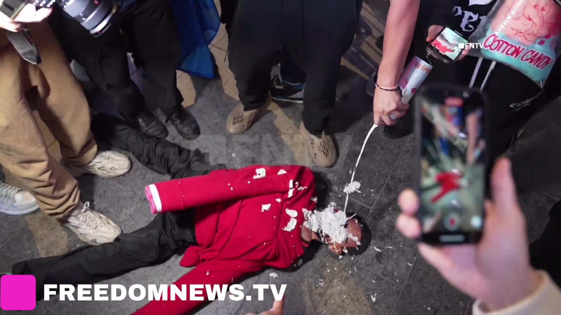 疯了！纽约球迷毁坏吹杨头像玩偶撕毁步行者球衣 最终被警察驱逐